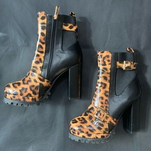 Leopard platform booties with gold buckles✨
